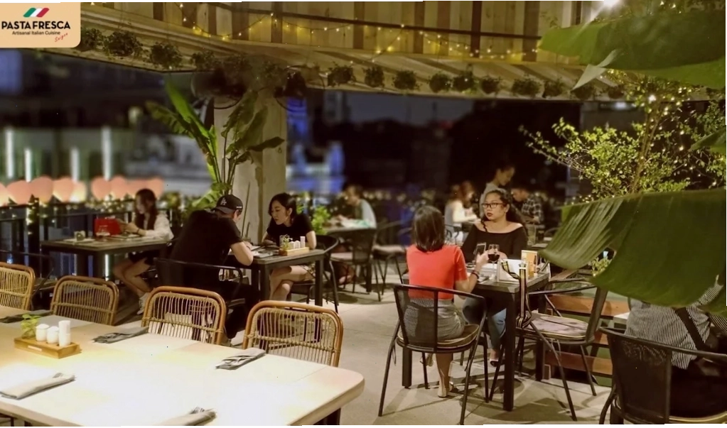 Nhà hàng có không gian ấm cúng ngoài trời tọa lạc trên tầng thượng