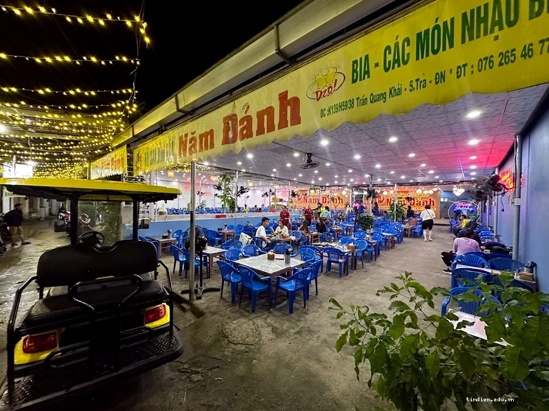Nhà hàng có khu vực ngoài trời thoáng đãng