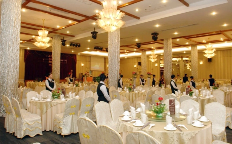 Nhà hàng Đông Phương Lũy Bán Bích: Tinh hoa yến tiệc và hội nghị đẳng cấp