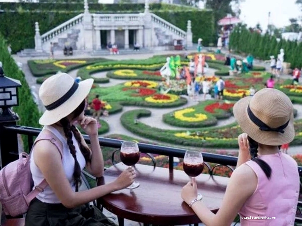 Nhà hàng Doumer nhìn ra Làng Pháp cổ kính