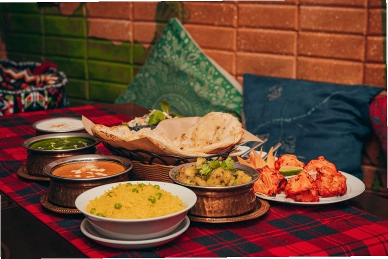 Nhà hàng Foodshop 45 - Indian Cuisine có không gian thoáng đãng nhìn ra hồ Trúc Bạch
