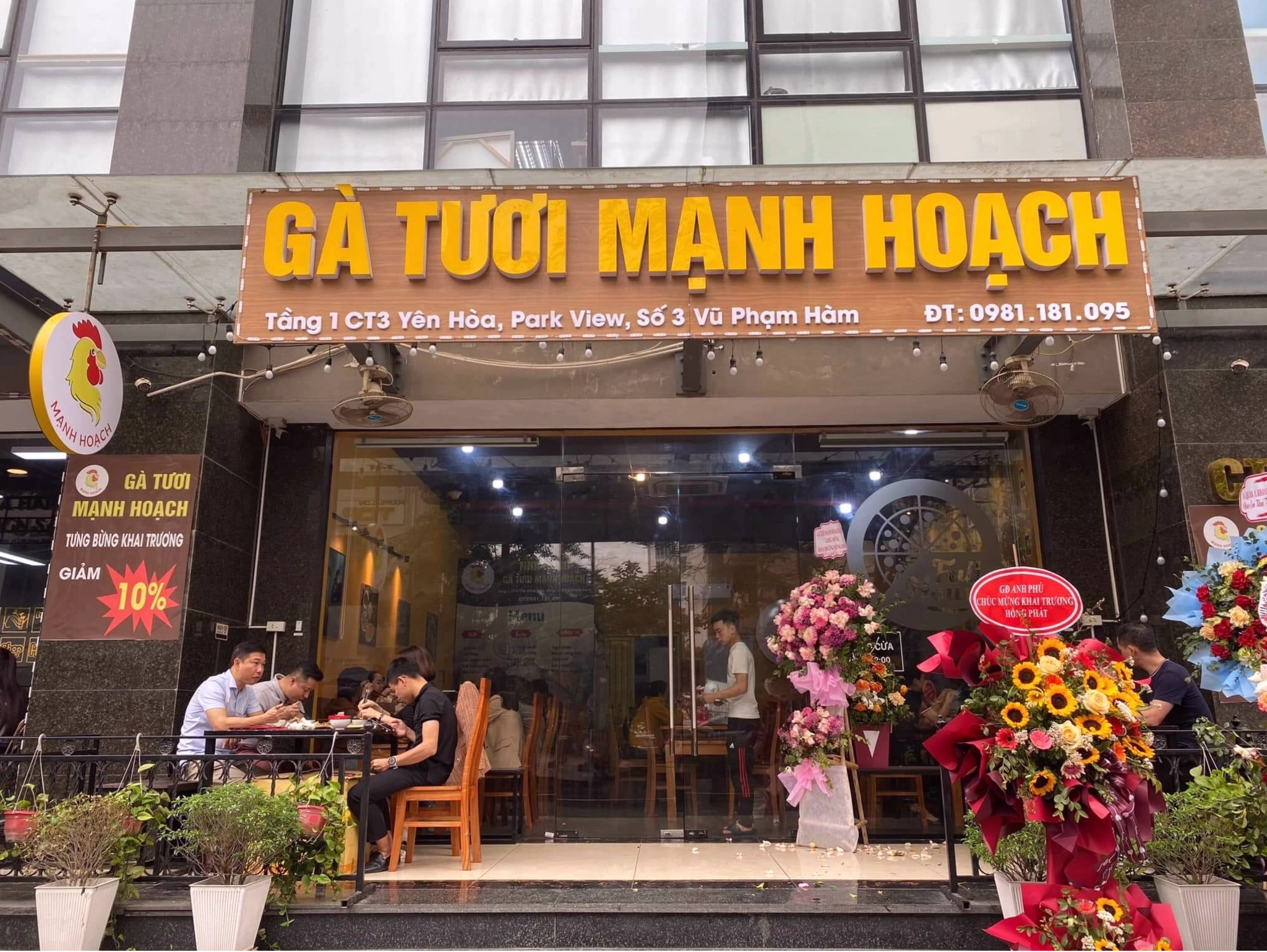 Nhà hàng gà Mạnh Hoạch nổi tiếng với món gà tươi ngon