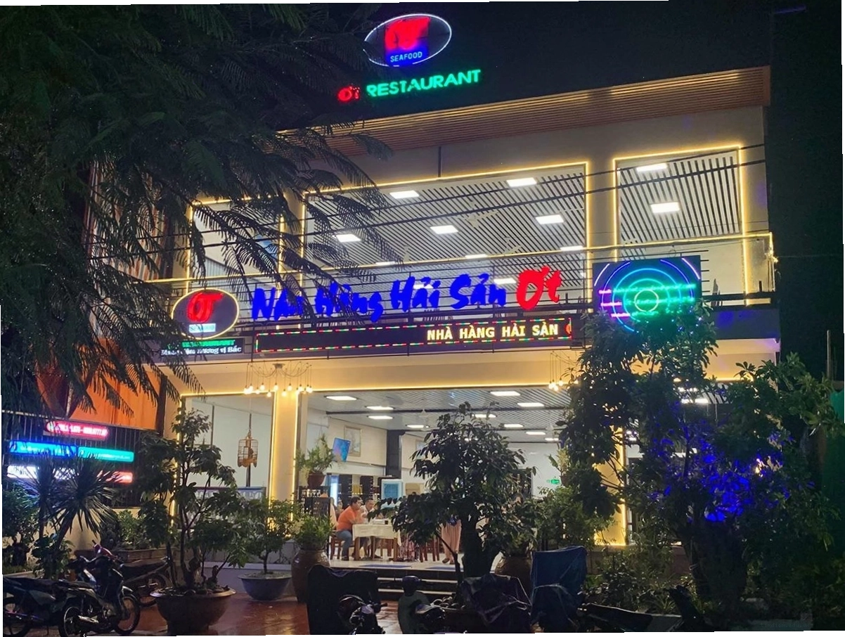 Nhà hàng hải sản Ớt Côn Đảo với không gian rộng rãi, thoáng đãng