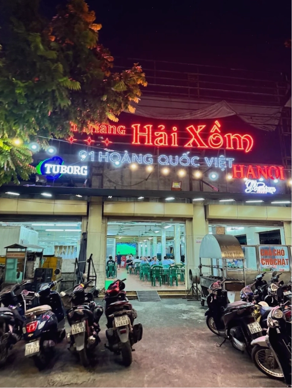 Nhà hàng Hải Xồm Hoàng Quốc Việt với không gian thoáng đãng