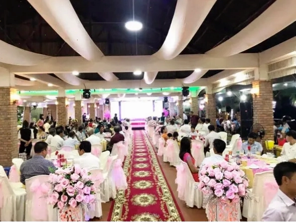Nhà hàng Hồng Vinh phục vụ đa dạng các món hải sản tươi sống