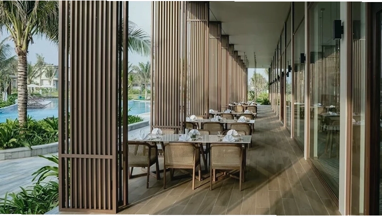 Nhà hàng hướng bể bơi xanh mát tại The Ocean Villas Quy Nhơn