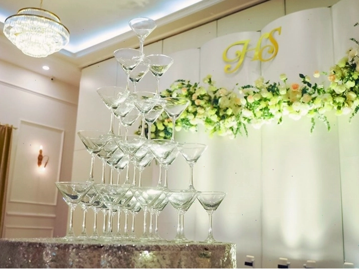 Nhà hàng Hương Sen - Dịch vụ chuyên nghiệp
