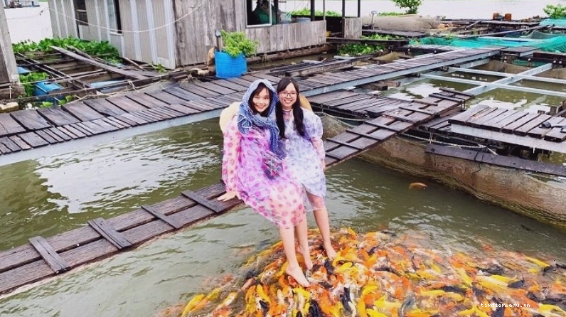 Nhà hàng lãng mạn với bàn tiệc được trang trí