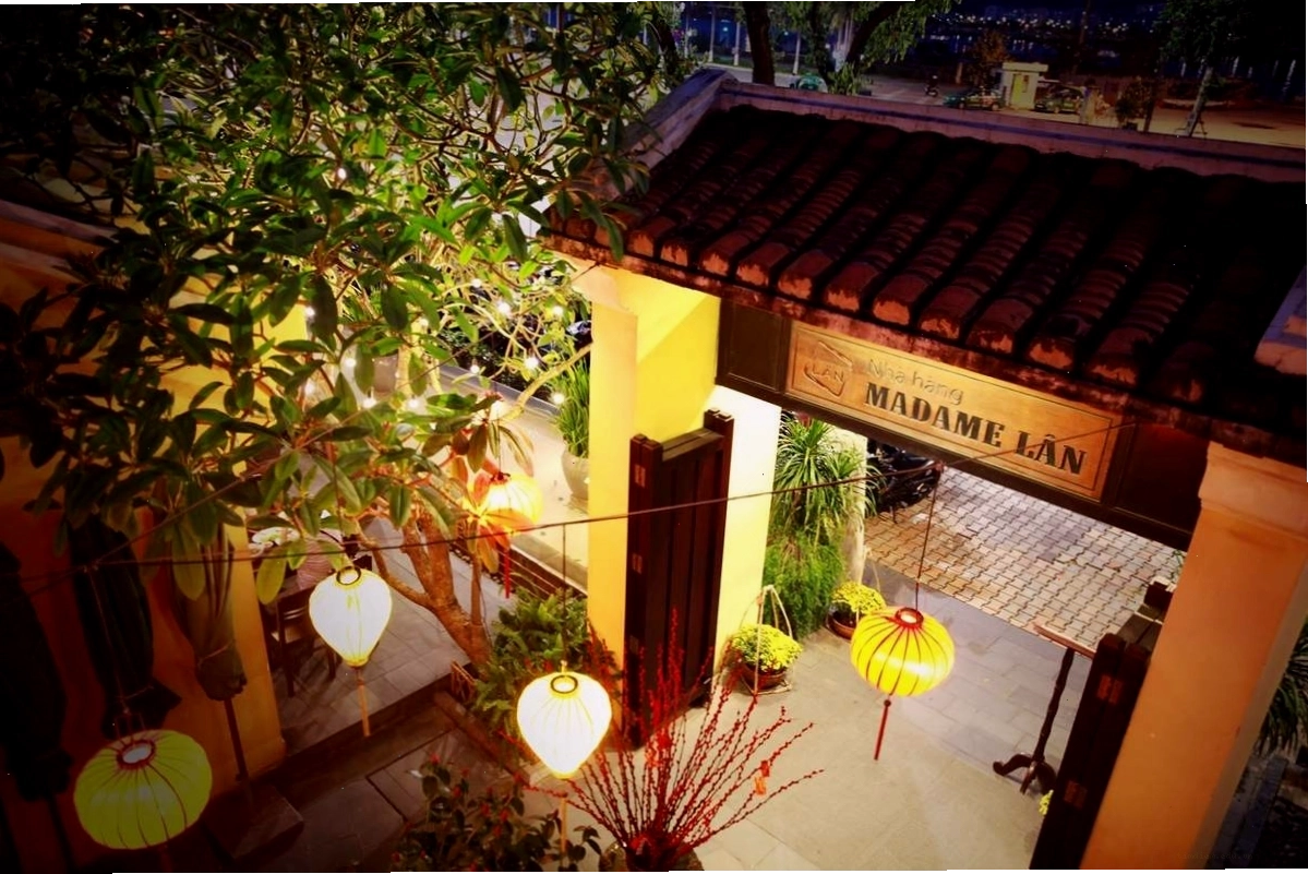 Nhà hàng Madame Lân Đà Nẵng về đêm với ánh đèn lung linh