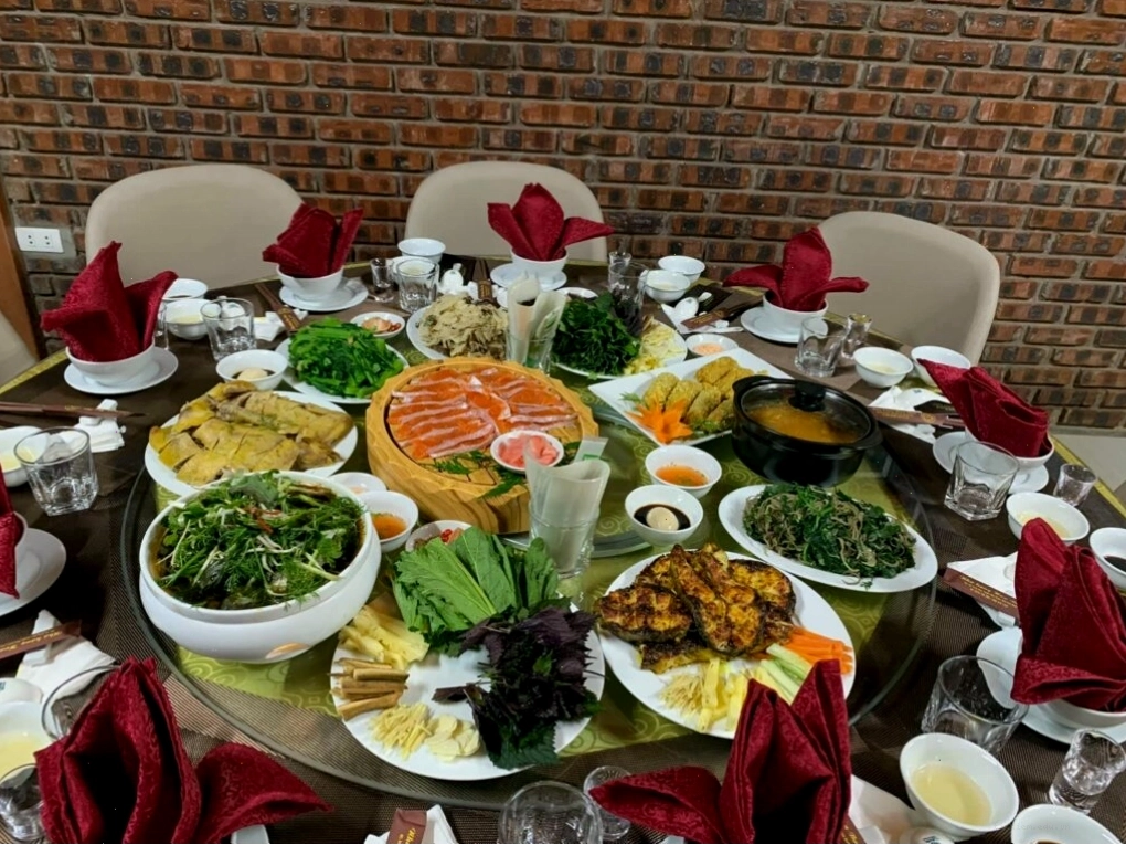 Nhà hàng Mai Châu với view nhìn ra cảnh quan thiên nhiên