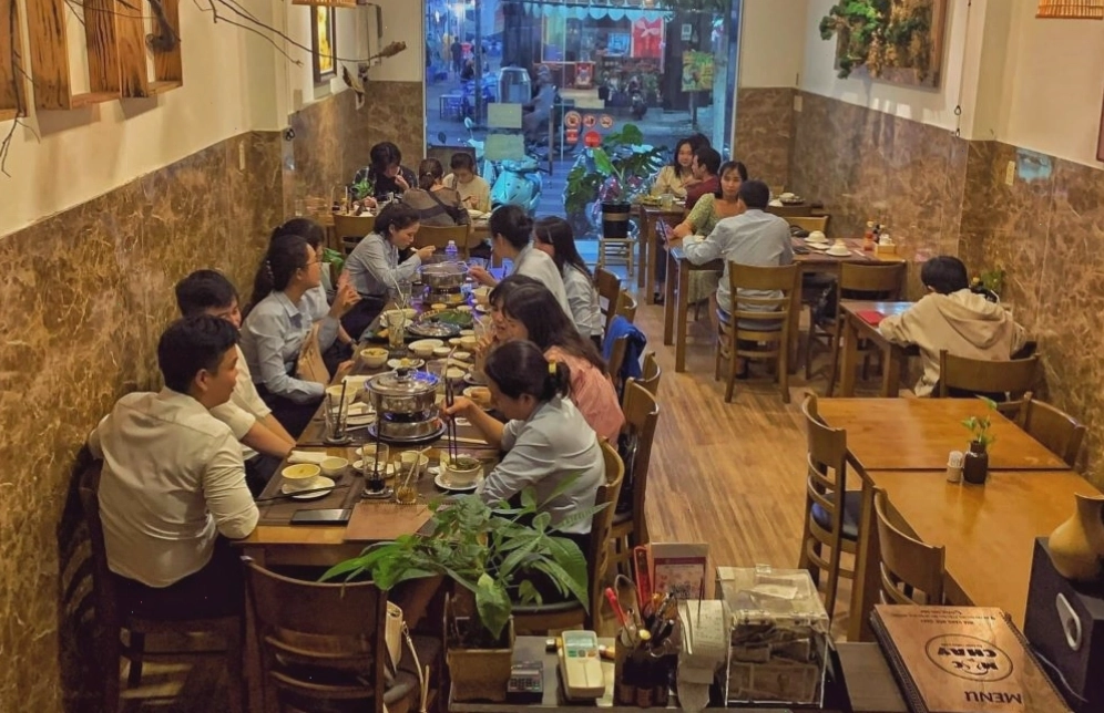 Nhà hàng Mộc Chay với không gian xanh mát, yên bình, là địa điểm yêu thích của tín đồ chay Tân Phú