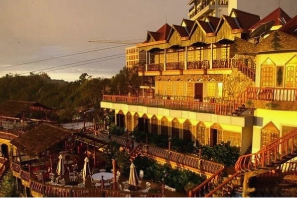 Nhà hàng Mornin Bà Nà Hills nhìn ra khung cảnh núi rừng