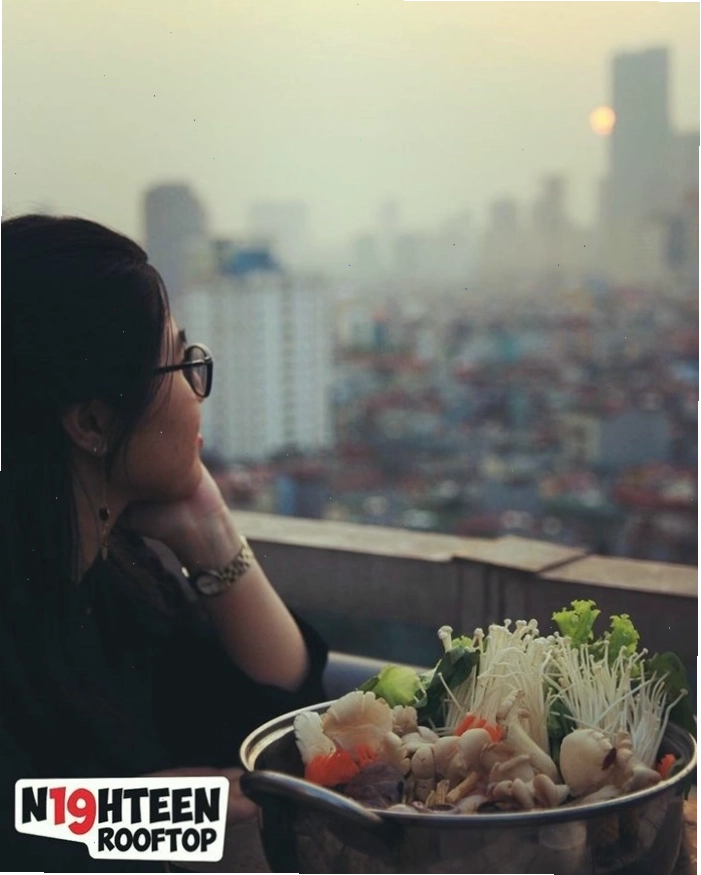 Nhà hàng Nighteen Rooftop Hotpot với không gian thoáng đãng và view thành phố