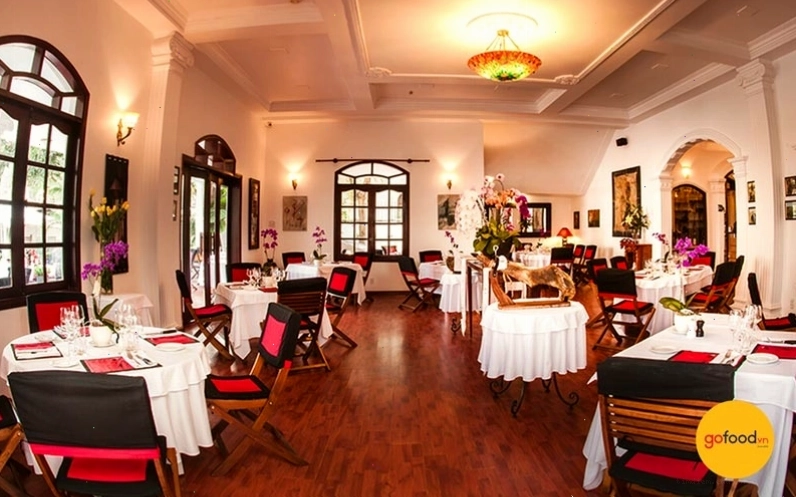 Nhà hàng Pháp Trois Gourmands với không gian cổ điển và món ăn Pháp truyền thống