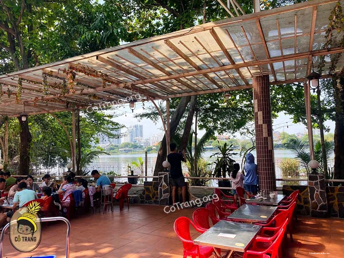 Nhà hàng Phong Cua 2 nhìn từ bên ngoài