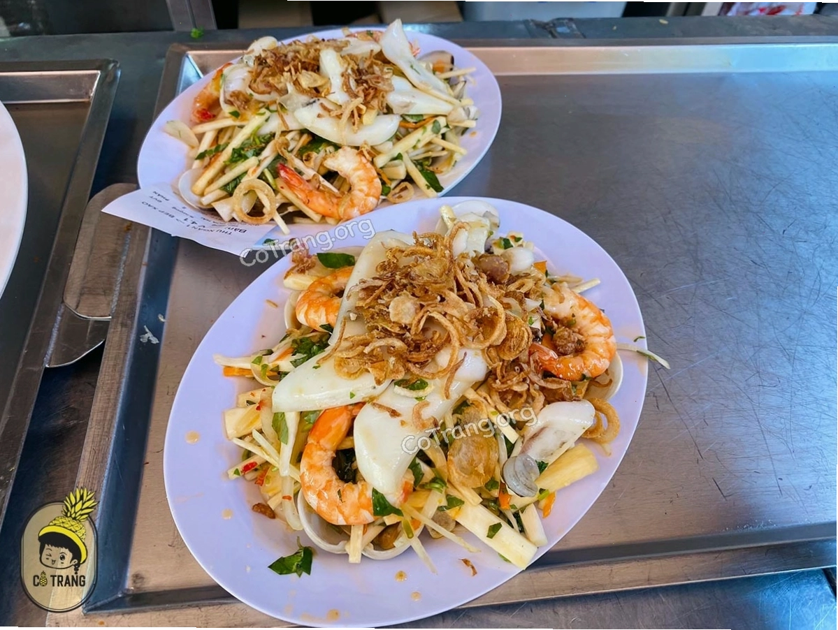Nhà hàng Phong Cua 2 phục vụ các món ăn Việt Nam