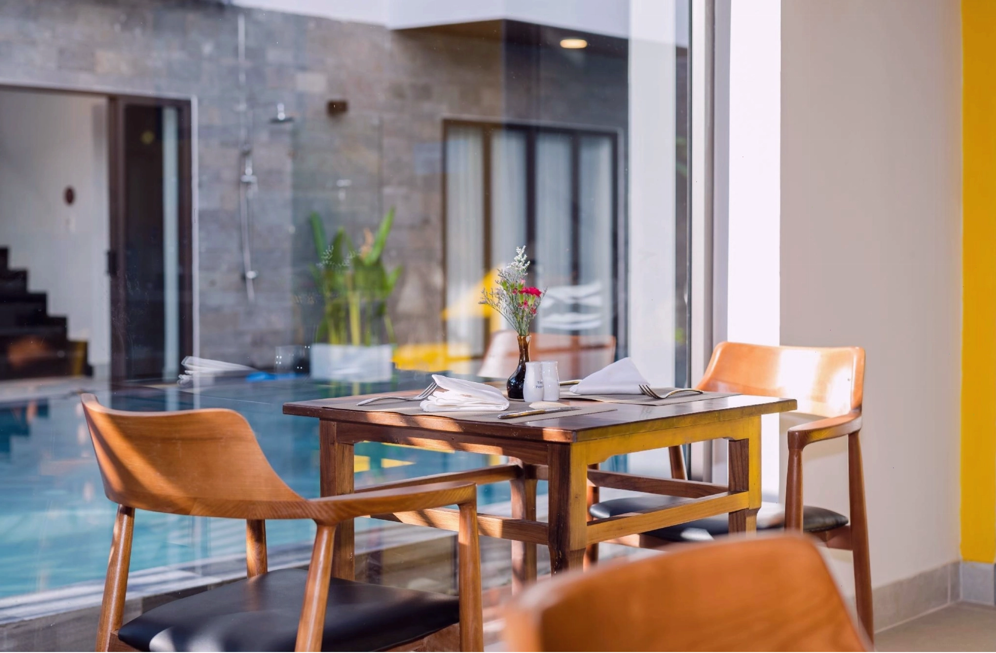 Nhà hàng phục vụ ẩm thực đa dạng tại December Hoi An Villa