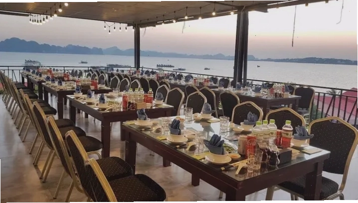 Nhà Hàng Phương Nam Hạ Long nhìn từ bờ biển