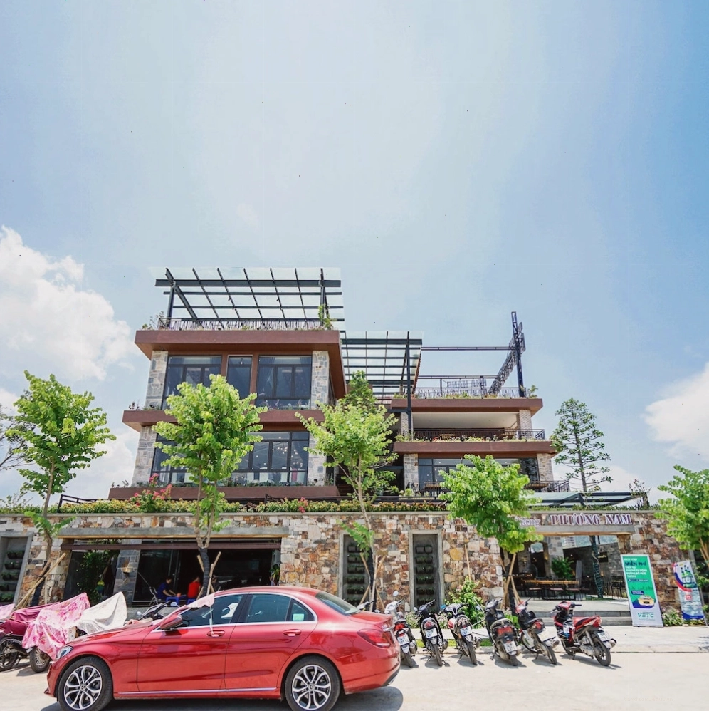 Nhà Hàng Phương Nam Hạ Long sáng bừng dưới ánh nắng mặt trời với tầm nhìn ra biển