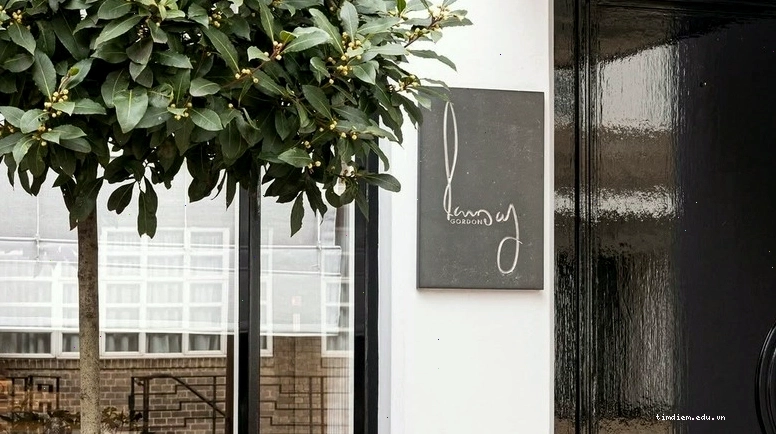 Nhà hàng Restaurant Gordon Ramsay tại Chelsea, London với biển hiệu tinh tế