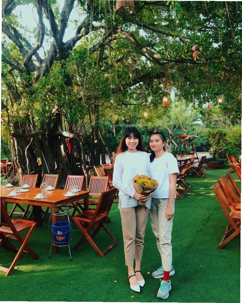 Nhà hàng sân vườn bên sông Kha Vạn Cân