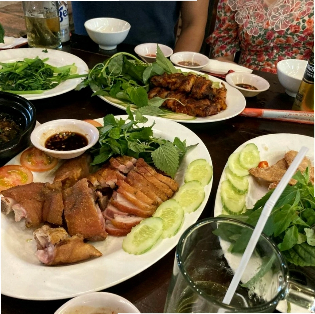 Nhà hàng sân vườn bên sông Kha Vạn Cân với các món ăn đa dạng