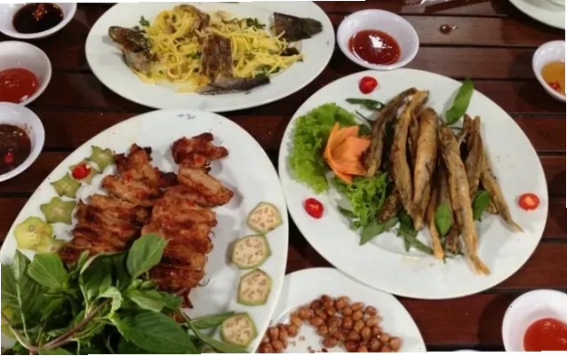 Nhà Hàng Sân Vườn Bên Sông Kha Vạn Cân với không gian xanh mát