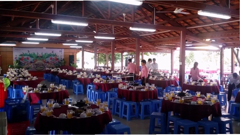 Nhà hàng sang trọng tại Khu Du Lịch Gió Biển Hồ Tràm