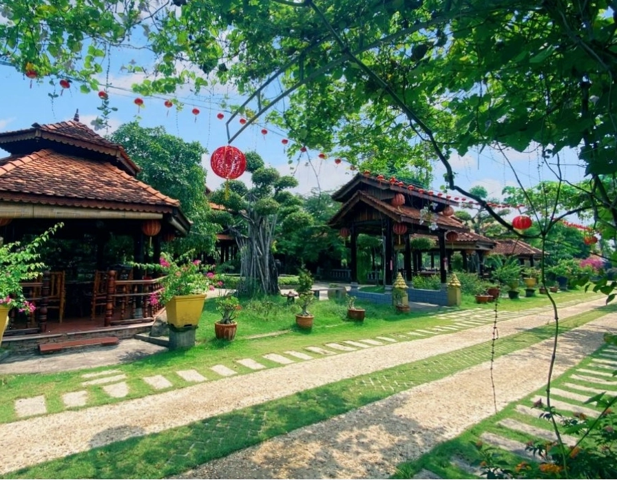 Nhà hàng sinh thái Lạc Viên với không gian xanh mát và kiến trúc nhà rường Huế
