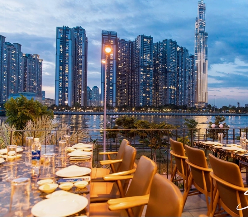Nhà hàng Sông Seafood Grill chuyên các món hải sản ven sông Sài Gòn