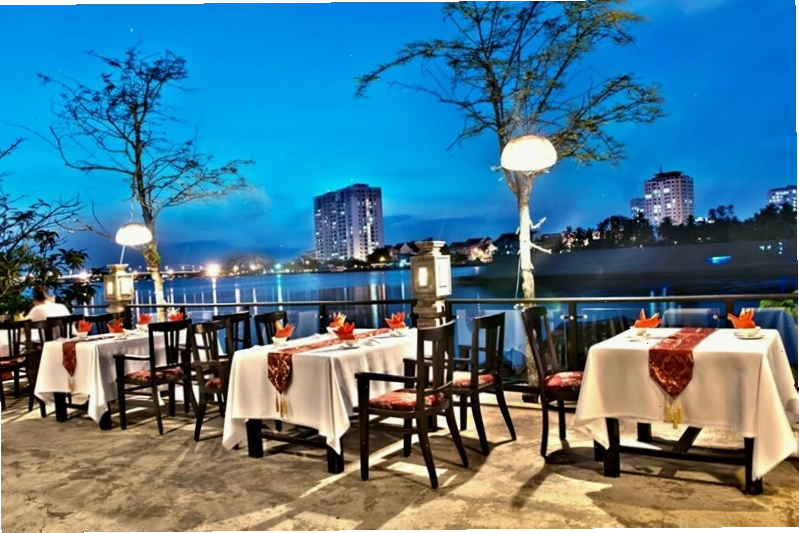 Nhà hàng Sông Trăng Bình Thạnh nhìn ra sông Sài Gòn