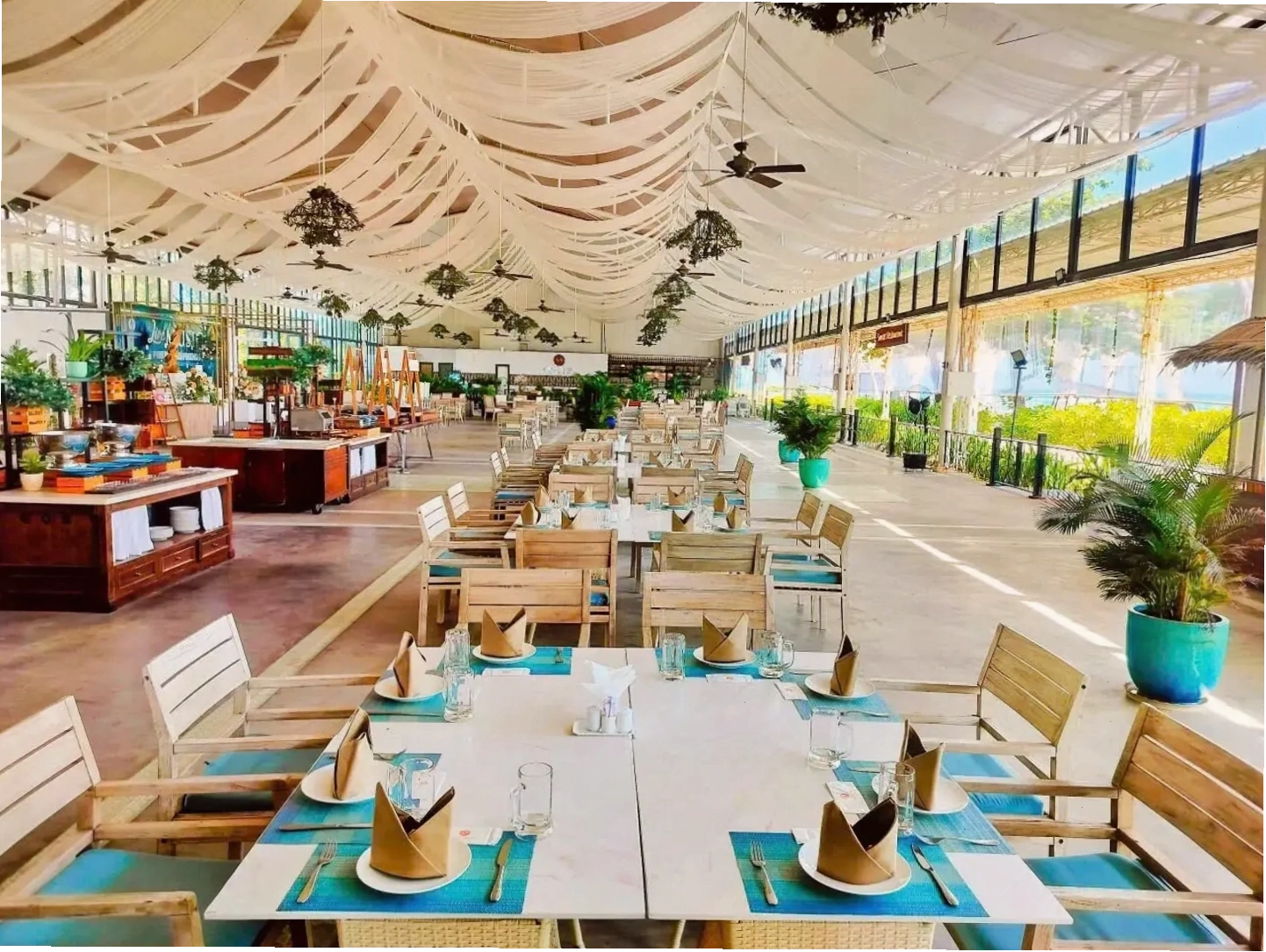 Nhà hàng Sunset Lounge địa điểm tiệc ven biển