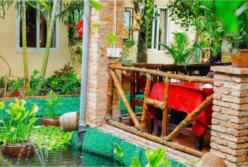 Nhà hàng Tân Bình Quê Nhà có không gian xanh mát cùng các tiểu cảnh, hồ nước