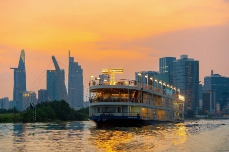 Nhà hàng tàu Sài Gòn trải nghiệm ẩm thực độc đáo trên sông