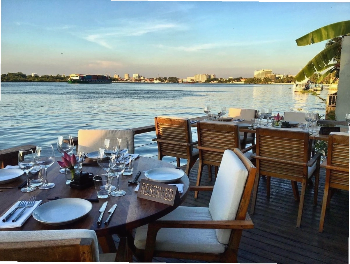 Nhà hàng The Deck view sông cực xịn