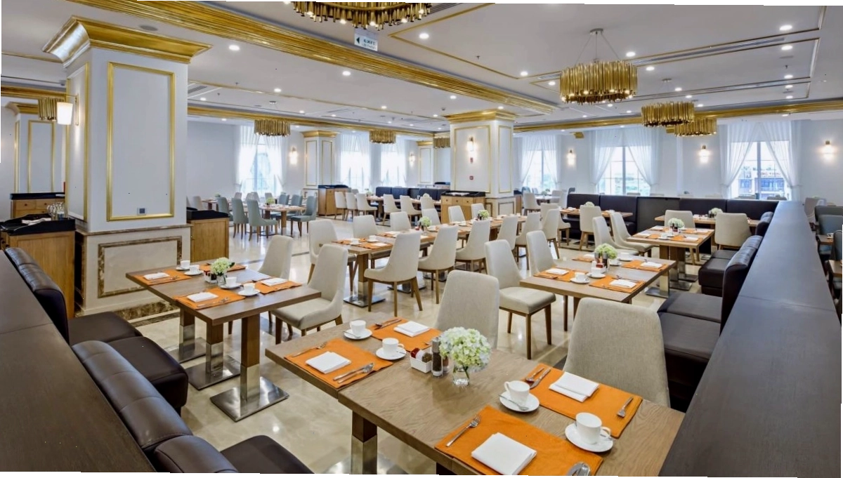 Nhà hàng The Horizon tại Khách sạn Golden Bay phục vụ món ăn hấp dẫn