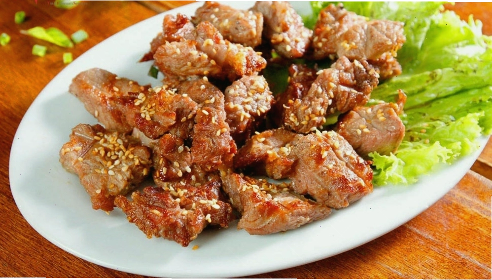 Nhà hàng Tuân Gù Mộc Châu phục vụ món ăn trên mẹt theo phong cách Tây Bắc