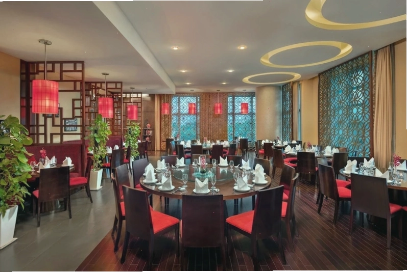 Nhà hàng với không gian ấm cúng, ánh sáng dịu nhẹ