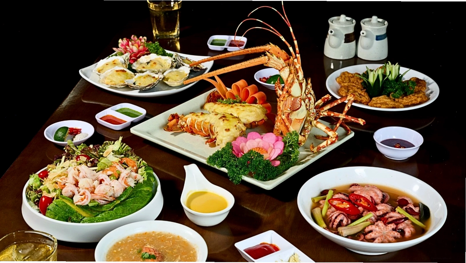 Nhà hàng Vựa Hải Sản Bãi Cháy với không gian rộng lớn và view nhạc nước độc đáo