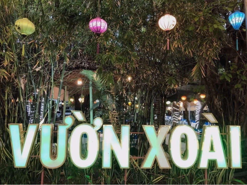 Nhà hàng Vườn Xoài Nha Trang với cổng vào nổi bật và không gian xanh mát