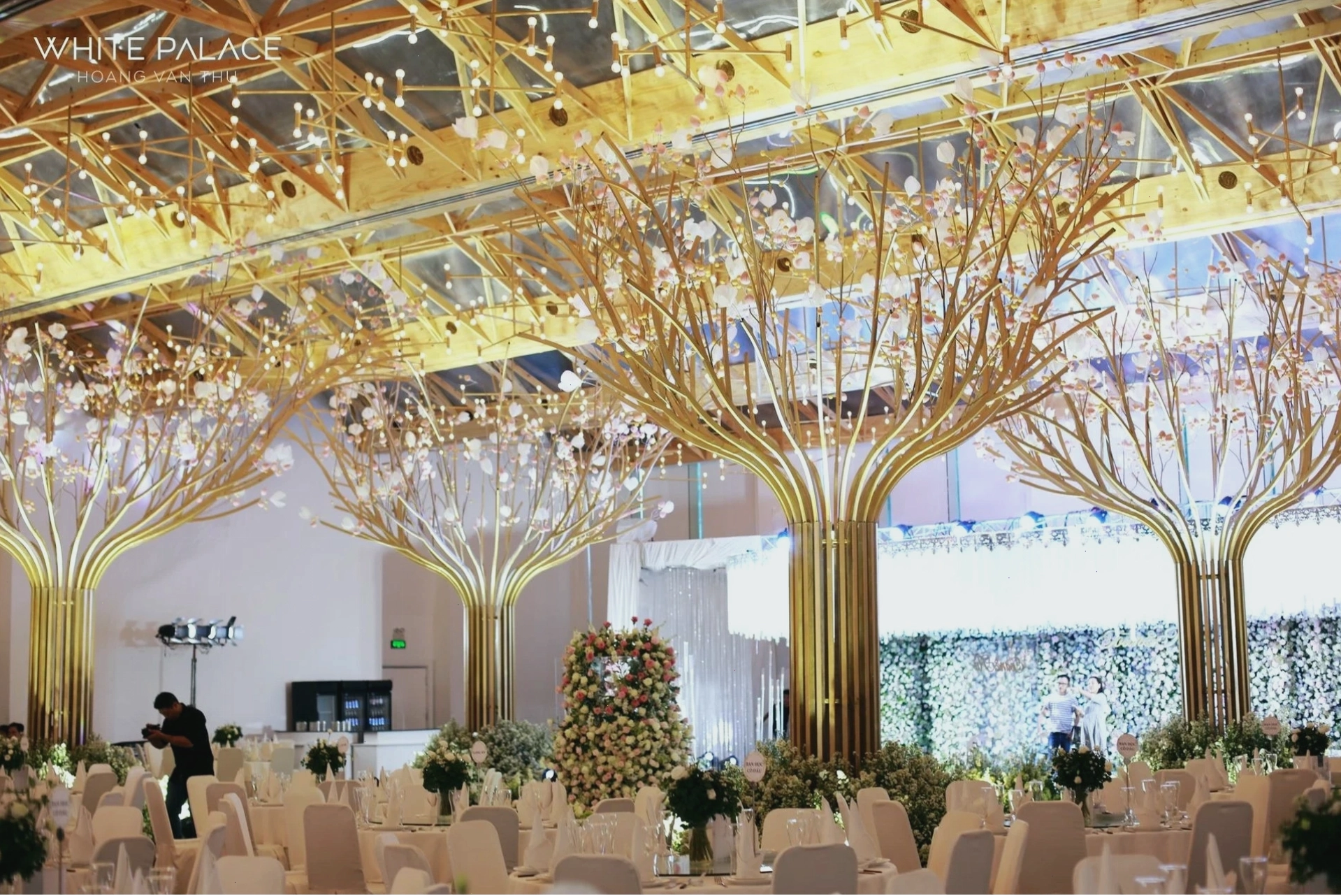 Nhà hàng White Palace với không gian thanh lịch