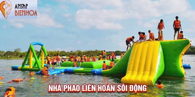 Nhà phao liên hoàn tạo nên không khí sôi động, vui nhộn