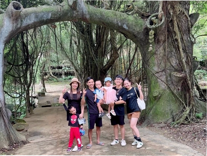 Nhà sàn dân tộc Mường ven suối