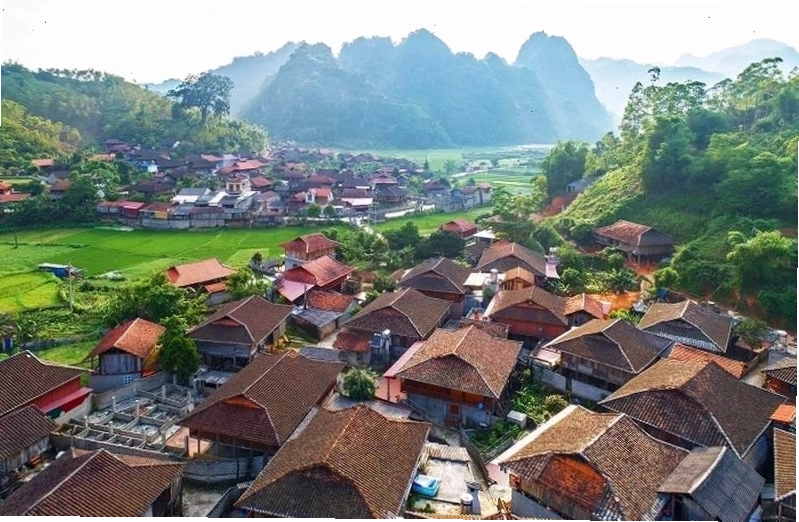 Nhà sàn truyền thống của người Tày tại Làng văn hóa Quỳnh Sơn