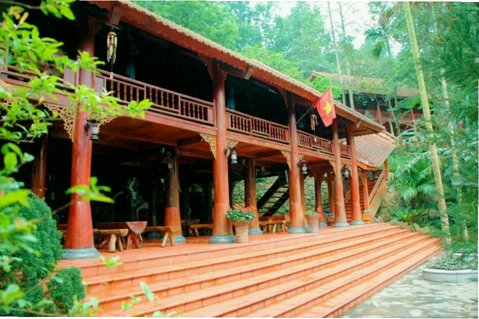 Nhà sàn ven hồ tại Thiên Sơn Suối Ngà