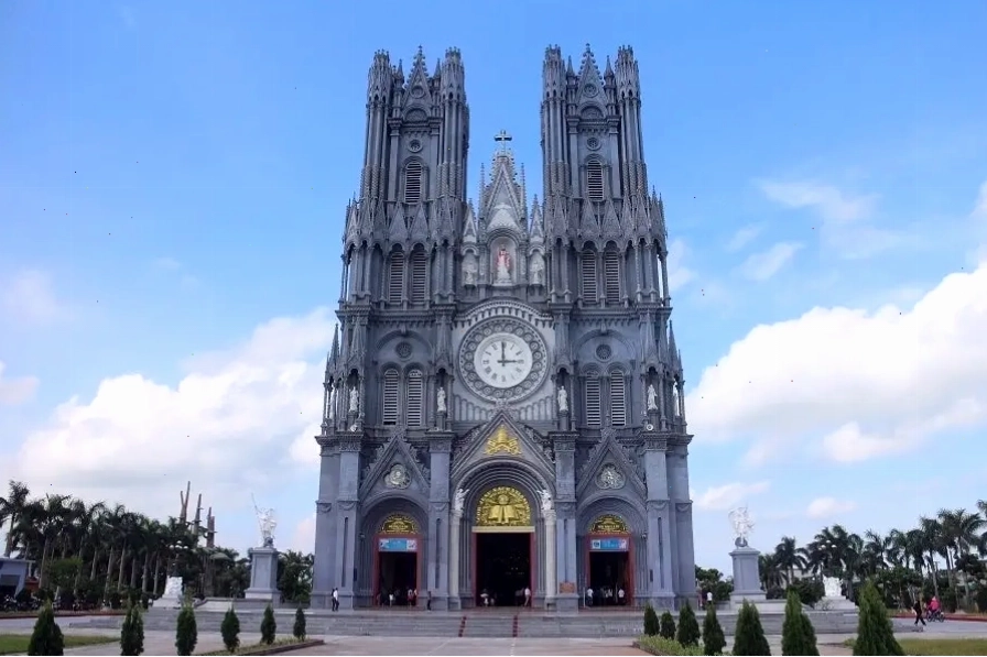 Nhà thờ Bác Trạch với kiến trúc Gothic ấn tượng