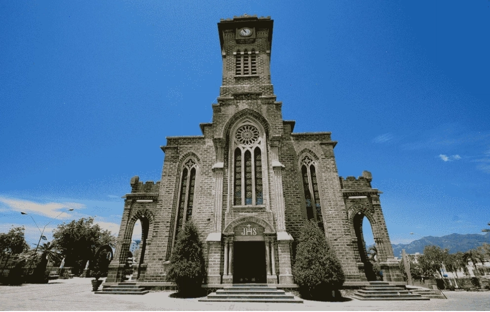 Nhà thờ đá Nha Trang với kiến trúc Gothic ấn tượng