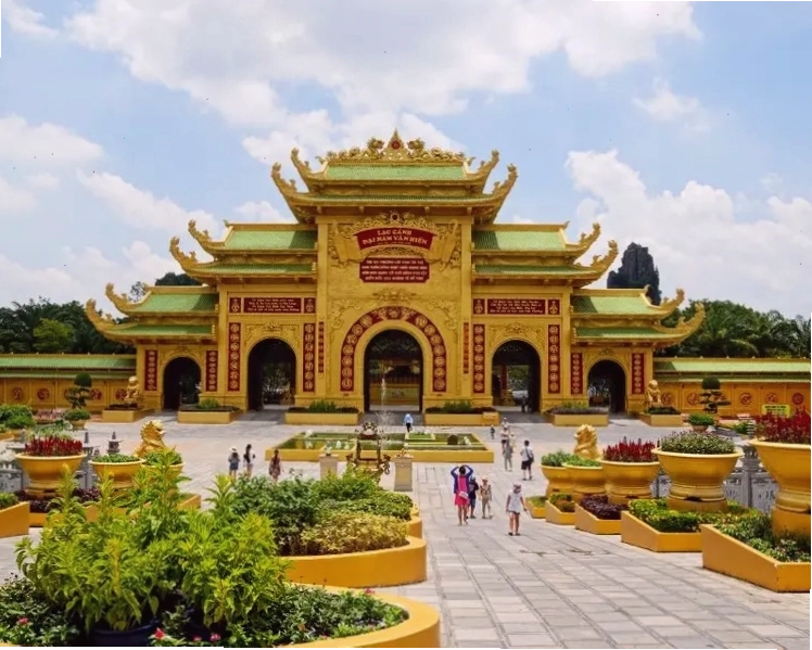 Nhà thờ Đức Bà Sài Gòn với kiến trúc cổ điển ấn tượng
