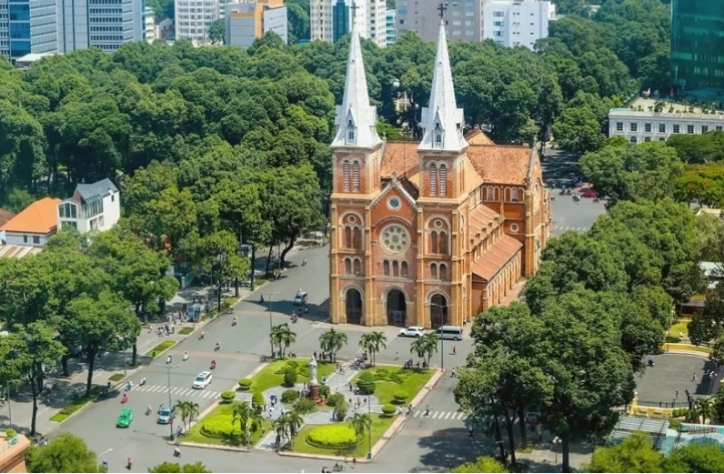 Nhà thờ Đức Bà Sài Gòn với kiến trúc Roman Gothic nổi bật