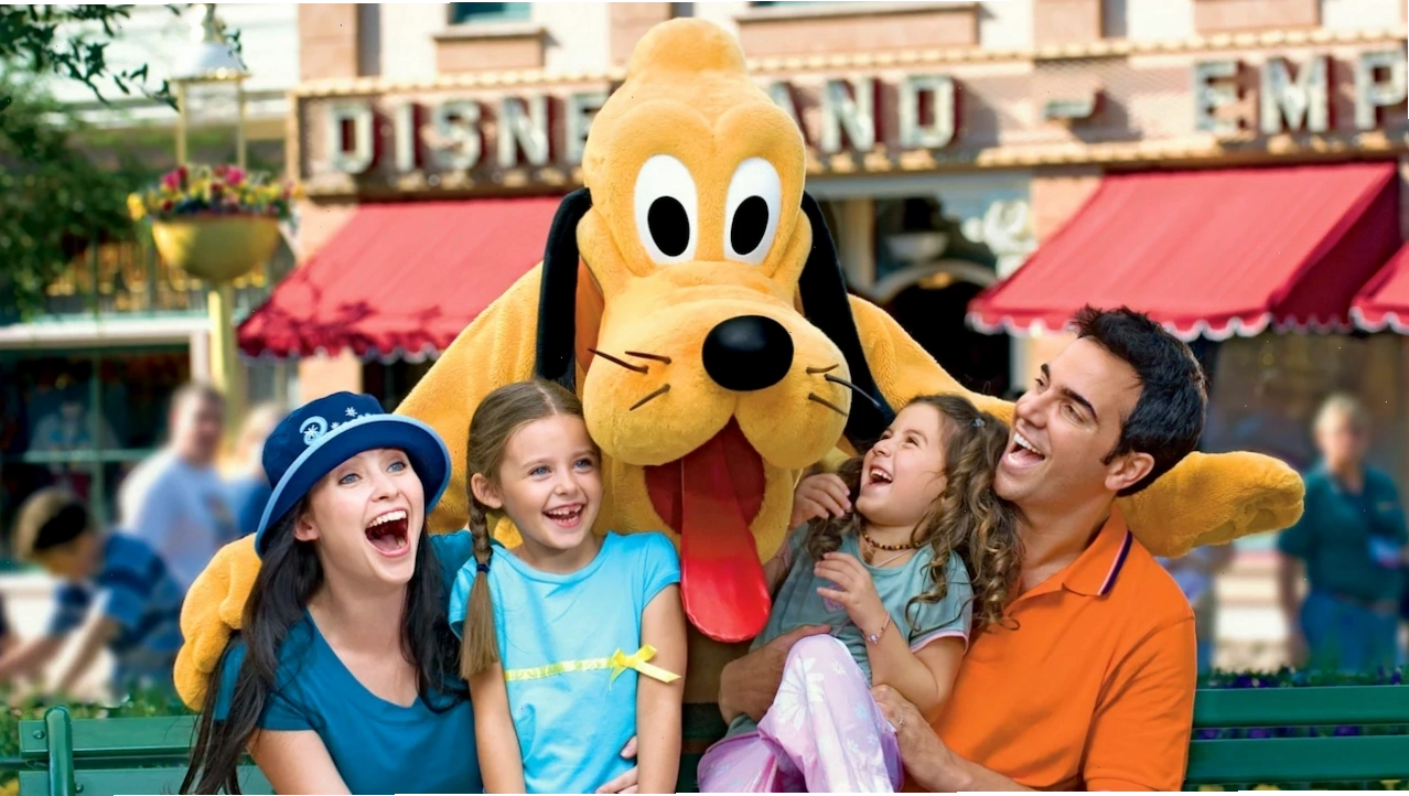 Nhân vật Pluto vui đùa cùng du khách tại Disneyland